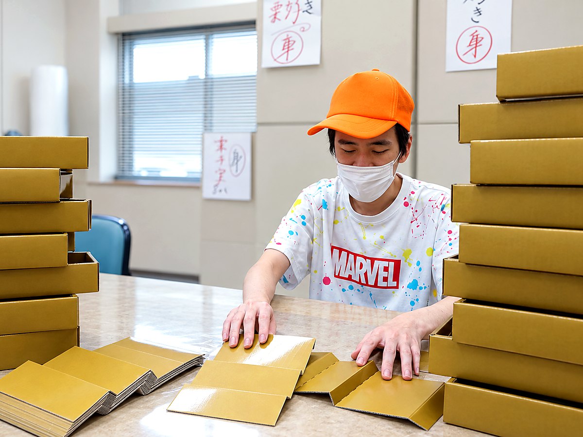 菓子箱を折る作業